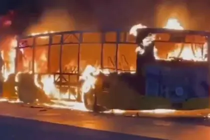 सवारियों से भरी बस बनी आग का गोला