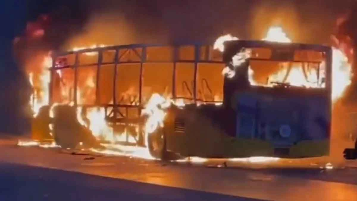 Bus Catches Fire: सवारियों से भरी बस बनी आग का गोला, 6 लोगों की मौके पर मौत और कई घायल