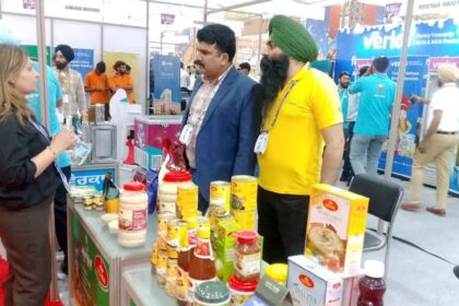 निवेश सम्मेलन के दौरान मार्कफेड के उत्पादों में लोगों ने विशेष रुचि दिखाई