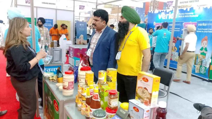 निवेश सम्मेलन के दौरान मार्कफेड के उत्पादों में लोगों ने विशेष रुचि दिखाई