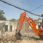 नशा तस्कर की अवैध इमारत पर चला बुलडोजर