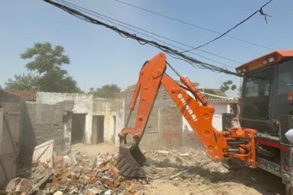 नशा तस्कर की अवैध इमारत पर चला बुलडोजर