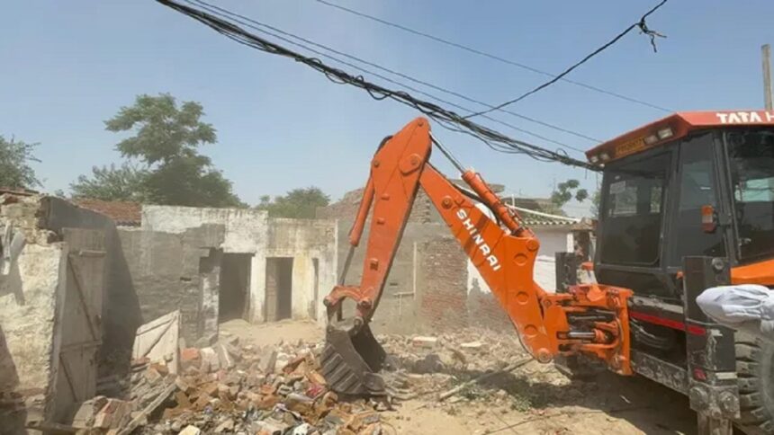 नशा तस्कर की अवैध इमारत पर चला बुलडोजर
