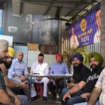 सीनियर डिप्टी मेयर बिट्टू की अगुवाई में रामामंडी इलाके में डिवाइडर पर लगाए गए रिफ्लेक्टर