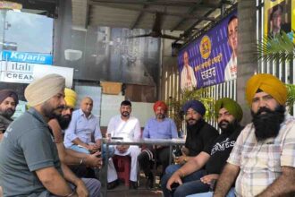 सीनियर डिप्टी मेयर बिट्टू की अगुवाई में रामामंडी इलाके में डिवाइडर पर लगाए गए रिफ्लेक्टर