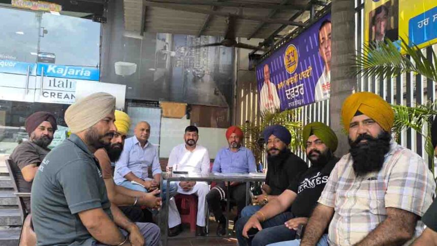 सीनियर डिप्टी मेयर बिट्टू की अगुवाई में रामामंडी इलाके में डिवाइडर पर लगाए गए रिफ्लेक्टर