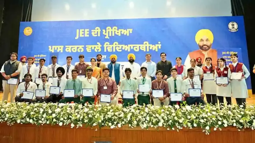 CM Mann Mann honors Students who cleared JEE Mains