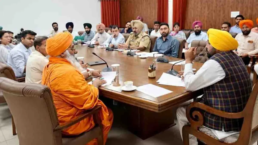 Punjab News: मुख्यमंत्री मान ने डिप्टी कमिश्नरों को समय सीमा से पहले बाढ़ सुरक्षा कार्य पूरे करने के निर्देश दिए