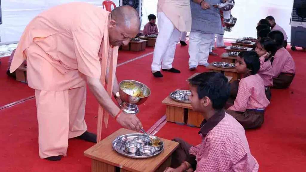 UP News: मुख्यमंत्री योगी आदित्यनाथ ने परोसा मिड-डे मील, बच्चों से कहा- रोज स्कूल आना UP News: मुख्यमंत्री योगी आदित्यनाथ ने परोसा मिड-डे मील, बच्चों से कहा- रोज स्कूल आना