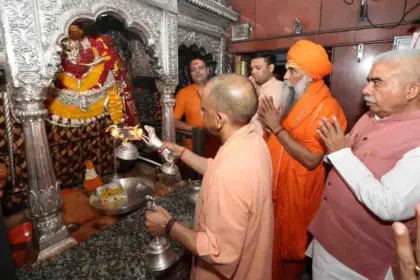 CM Yogi offered prayers to ‘Kashi Kotwal’ and Baba Vishwanath
