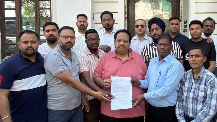 Delegation of residents from Phillaur handed over memorandum addressed to PM Modi and Nitin Gadkari to Avinash Chander