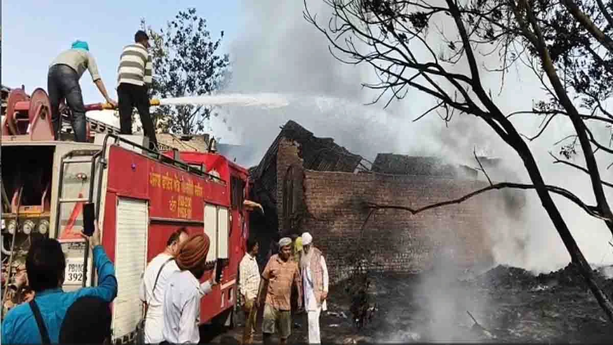 Fire Rages at Plastic Factory in Khanna