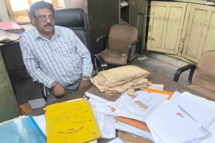 जालंधर इंप्रूवमेंट ट्रस्ट के दफ्तर में बैठा रिटायर पटवारी