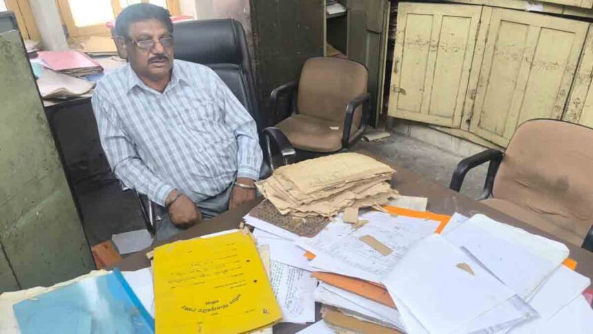 जालंधर इंप्रूवमेंट ट्रस्ट के दफ्तर में बैठा रिटायर पटवारी