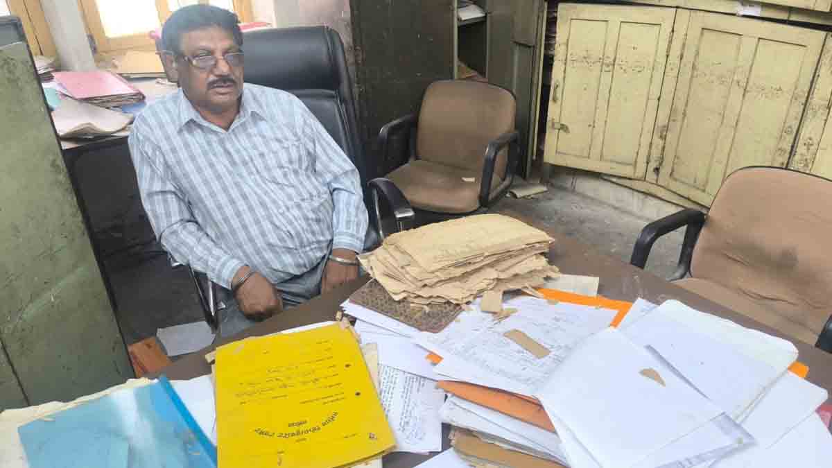 Jalandhar News: जालंधर इंप्रूवमेंट ट्रस्ट के रिटायर पटवारी का गजब ‘सेवाभाव’, न नौकरी-न एक्सटेंशन, न वेतन, फिर भी कुर्सी से चिपके!