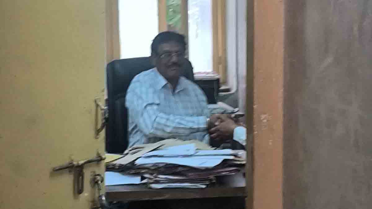 जालंधर इंप्रूवमेंट ट्रस्ट के दफ्तर में बैठा रिटायर पटवारी - 'कर लो दुनिया मुट्ठी में'