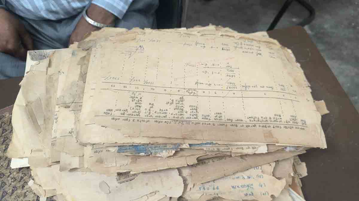 जालंधर इंप्रूवमेंट ट्रस्ट के दफ्तर में रिटायर पटवारी के पास पुराना रिकार्ड