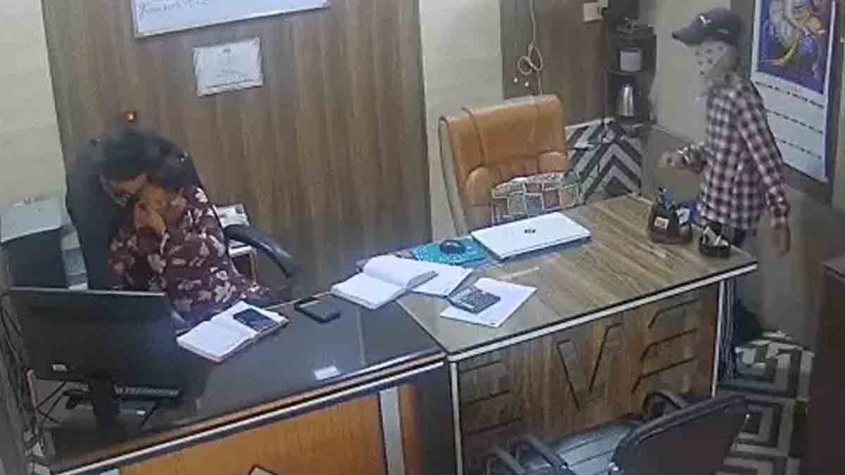 Jalandhar News: जालंधर में ट्रेवल एजैंसी के दफ्तर में लूट, CCTV फुटेज आई सामने, देखें VIDEO