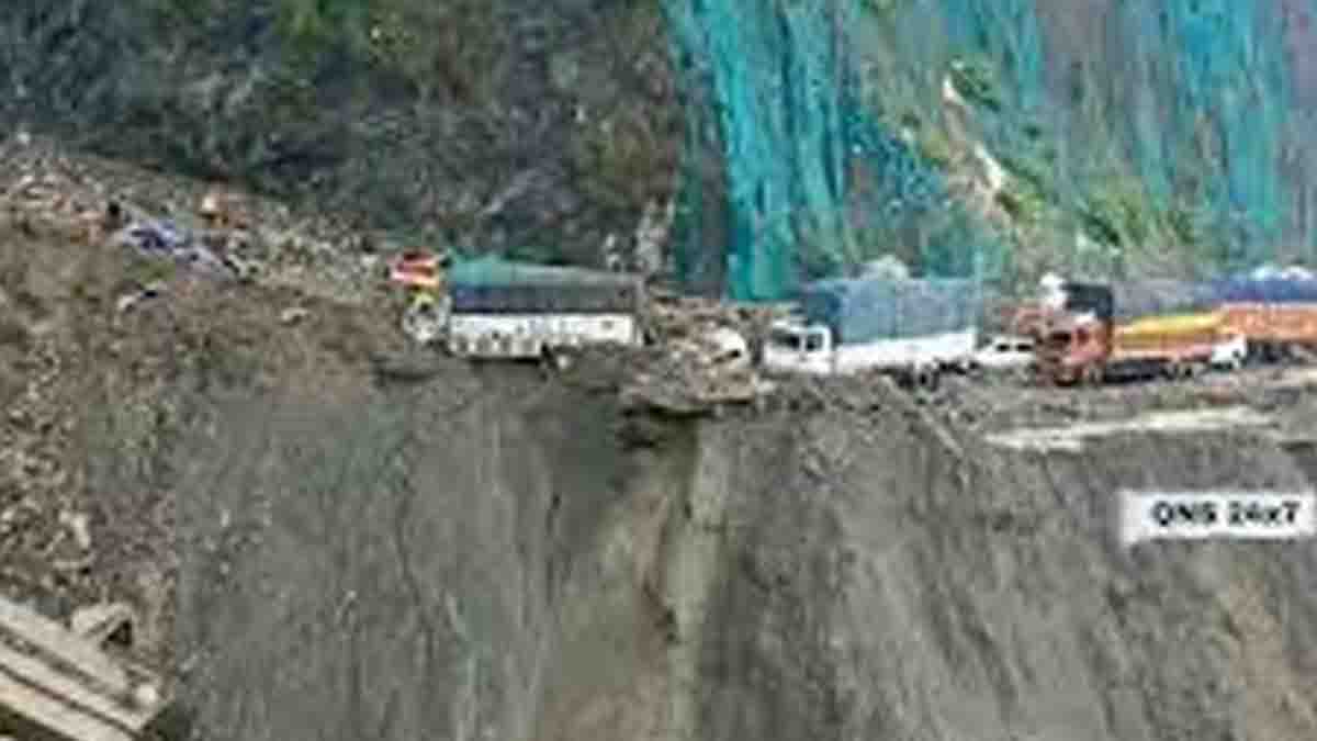 Jammu Srinagar Highway: जम्मू-श्रीनगर नेशनल हाईवे पर लैंड स्लाइड, पहाड़ गिरने से भारी तबाही, सैकड़ों गाड़ियां फंसी, बचाव और राहत काम शुरू