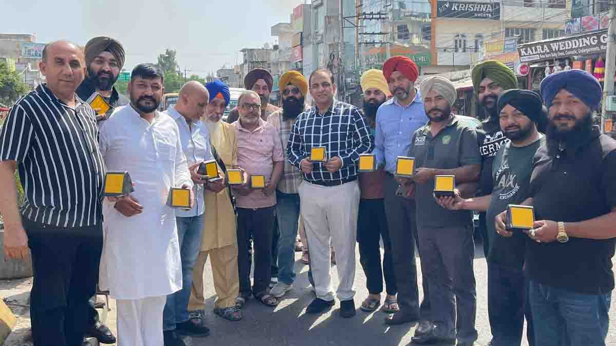  सीनियर डिप्टी मेयर बिट्टू की अगुवाई में रामामंडी इलाके में डिवाइडर पर लगाए गए रिफ्लेक्टर