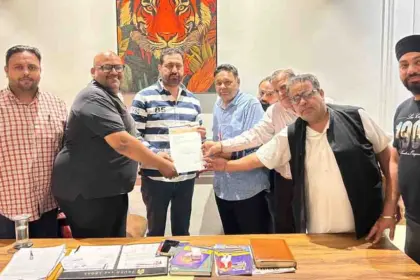 Shopkeepers submitted memorandum to Dinesh Dhal regarding Road Under Bridge to constructed