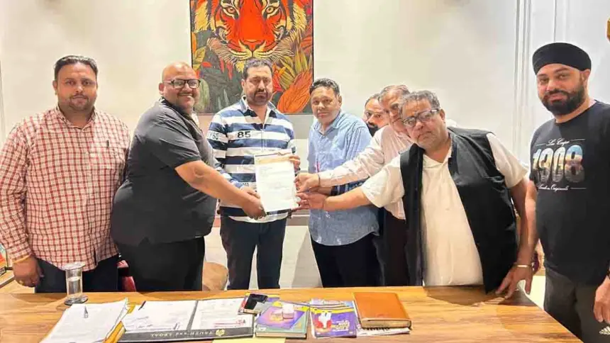 Shopkeepers submitted memorandum to Dinesh Dhal regarding Road Under Bridge to constructed