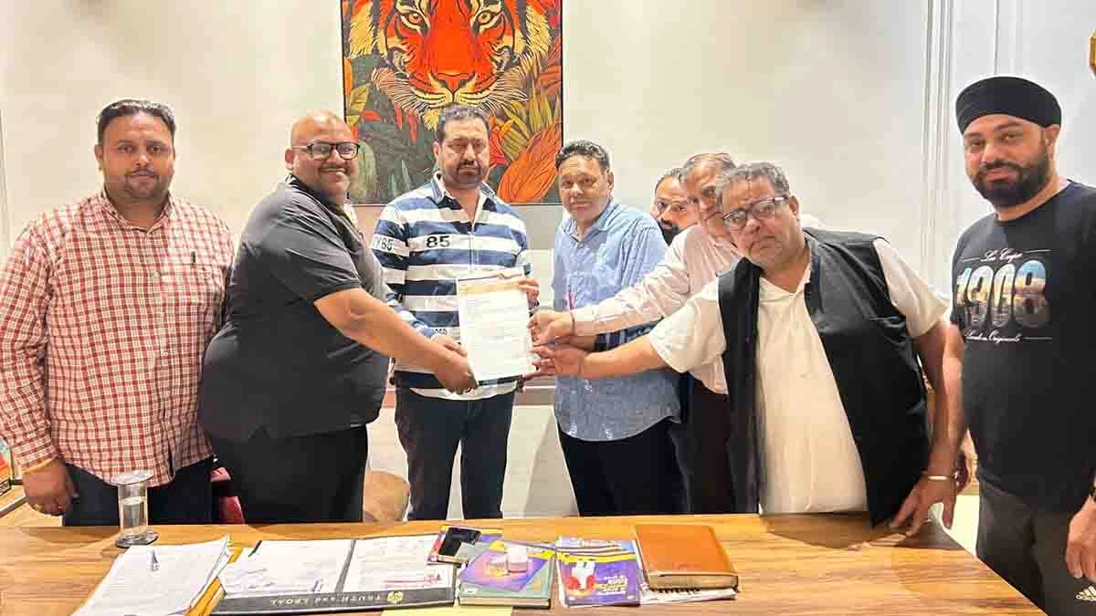 Jalandhar News: टांडा फाटक पर बनने वाले RUB को लेकर स्थानीय दुकानदारों ने दिनेश ढल को दिया ज्ञापन