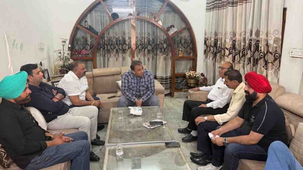 Jalandhar News: पूर्व सांसद सुशील रिंकू की माता जी का हालचाल जानने घर पहुंचे AAP नेता नितिन कोहली, मेयर वनीत धीर