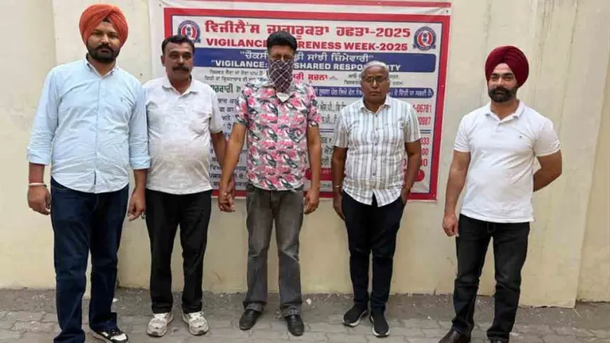 Vigilance Bureau Arrest Patwari while accepting bribe