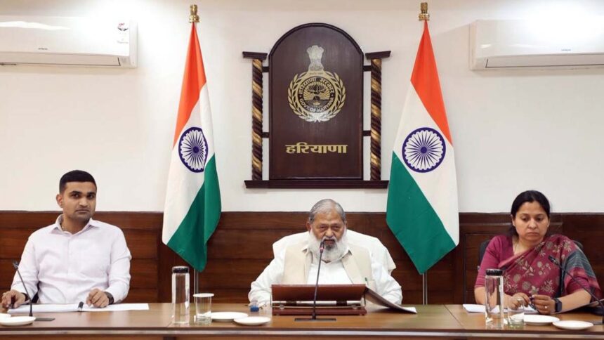 हरियाणा में बिजली व्यवस्था पर सख्त हुए अनिल विज