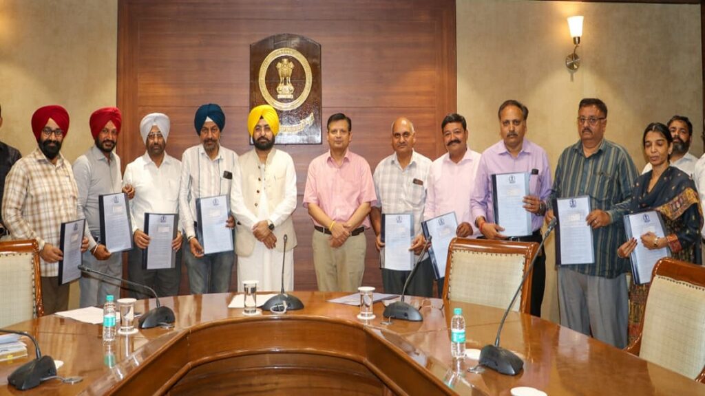 Punjab News: 23 राजस्व अधिकारी पदोन्नत, हरदीप सिंह मुंडियां ने सौंपे पदोन्नति पत्र