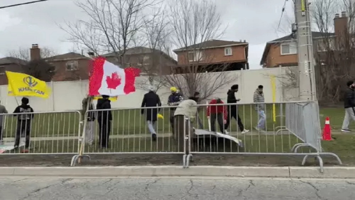 कनाडा में खालिस्तानियों ने पैसे देकर जुटाई मंदिर के बाहर भीड़