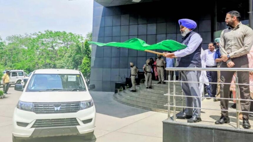 पंजाब सरकार ने आबकारी और कर विभाग की क्षमता बढ़ाने 25 नई बोलेरो गाड़ियों को किया रवाना