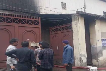 कपड़ा फैक्ट्री में लगी भीषण आग
