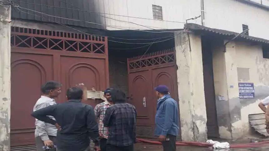 कपड़ा फैक्ट्री में लगी भीषण आग