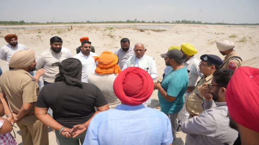 बरिंदर कुमार गोयल ने शहीद भगत सिंह नगर में बाढ़ रोकथाम कार्यों का किया निरीक्षण