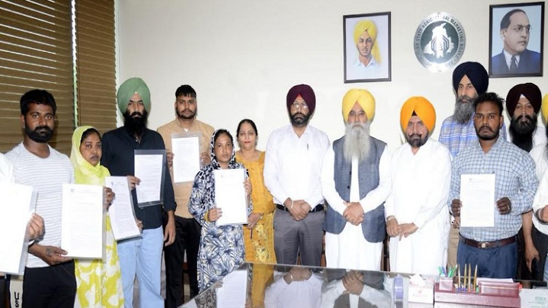 गुरमीत सिंह खुड्डियां ने पंजाब मंडी बोर्ड में आठ उम्मीदवारों को अनुकंपा के आधार पर नियुक्ति पत्र सौंपे