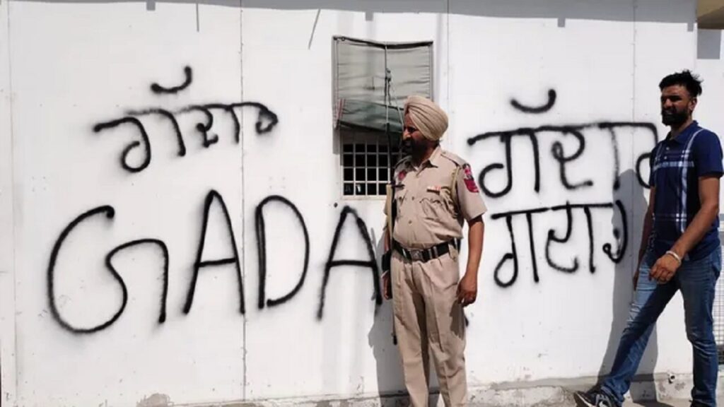Jalandhar News: पंजाब में फूटा आप कार्यकर्ताओं का गुस्सा, हरभजन सिंह समेत सांसदों के घरों के बाहर लिखा ‘गद्दार’, जमकर हंगामा