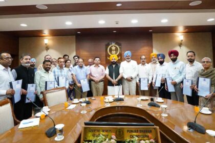 हरदीप सिंह मुंडियां ने तहसीलदारों और नायब तहसीलदारों को सौंपे पदोन्नति पत्र