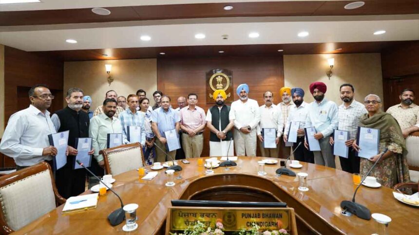 हरदीप सिंह मुंडियां ने तहसीलदारों और नायब तहसीलदारों को सौंपे पदोन्नति पत्र