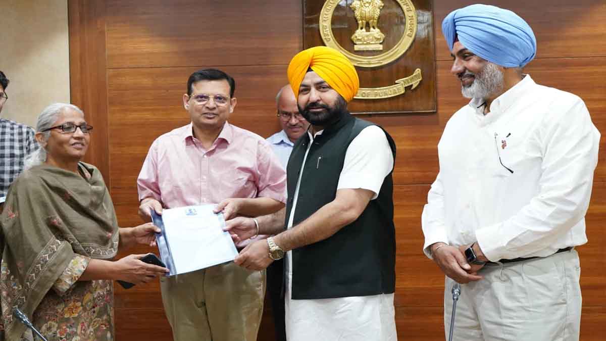 हरदीप सिंह मुंडियां ने तहसीलदारों और नायब तहसीलदारों को सौंपे पदोन्नति पत्र 