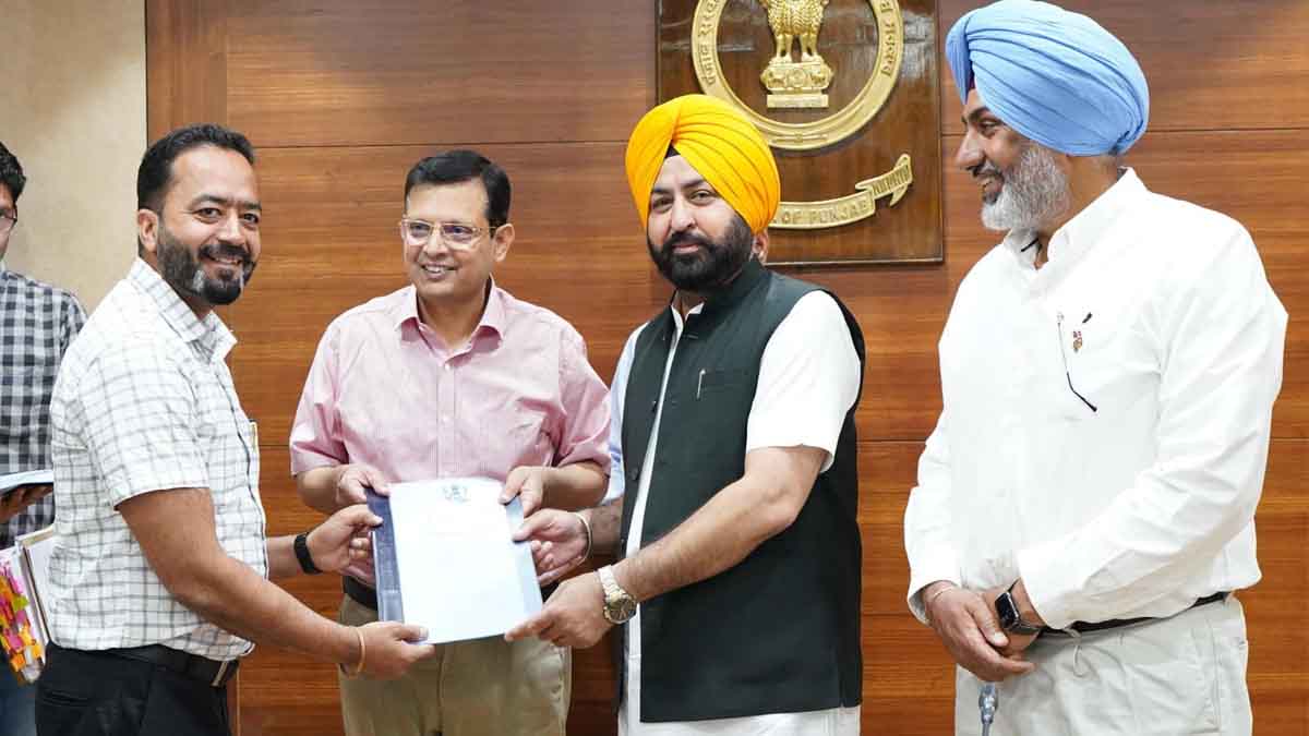 हरदीप सिंह मुंडियां ने तहसीलदारों और नायब तहसीलदारों को सौंपे पदोन्नति पत्र 