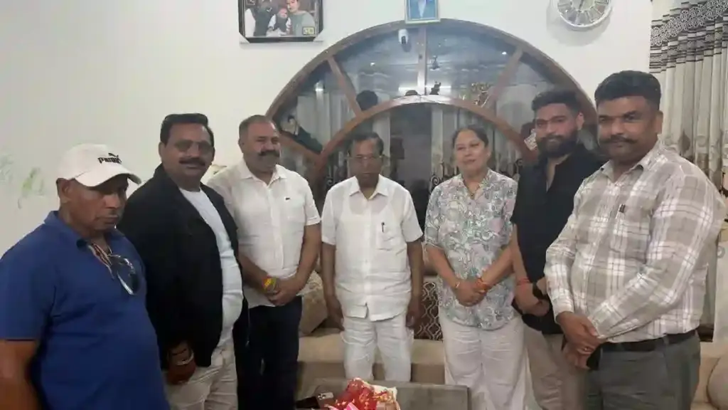 Jalandhar News: पूर्व सांसद सुशील रिंकू की बीमार माता जी का हालचाल जानने पहुंचे पूर्व केंद्रीय मंत्री सोम प्रकाश