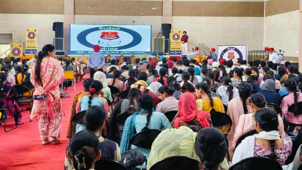 Punjab News: पंजाब पुलिस का ‘संपर्क अभियान’ युवाओं को गैंगस्टरों की अंधेरी दुनिया में शामिल होने के प्रभावों के प्रति कर रहा जागरूक Punjab News: पंजाब पुलिस का ‘संपर्क अभियान’ युवाओं को गैंगस्टरों की अंधेरी दुनिया में शामिल होने के प्रभावों के प्रति कर रहा जागरूक