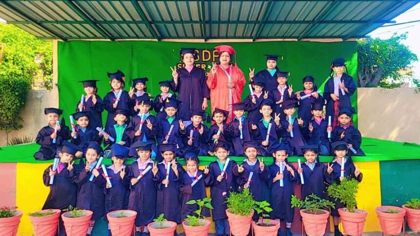 सेंट सोल्जर डिवाइन पब्लिक स्कूल ने भव्य किंडरगार्टन ग्रेजुएशन समारोह का किया आयोजन