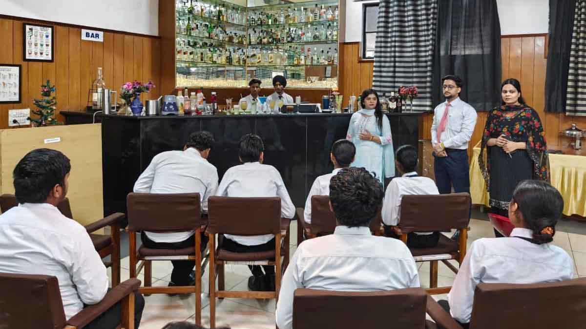 St Soldier News: सेंट सोल्जर इंस्टीट्यूट ऑफ होटल मैनेजमेंट एंड कैटरिंग टेक्नोलॉजी में मॉकटेल वर्कशॉप ने छात्रों को किया उत्साहित