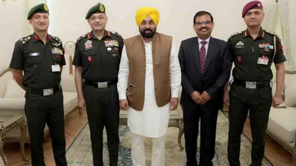 Punjab: मुख्यमंत्री भगवंत सिंह मान ने पश्चिमी कमान के आर्मी कमांडर के साथ सीमावर्ती सुरक्षा, राहत कार्यों और ऑपरेशनल तैयारियों के बारे में किया विचार-विमर्श