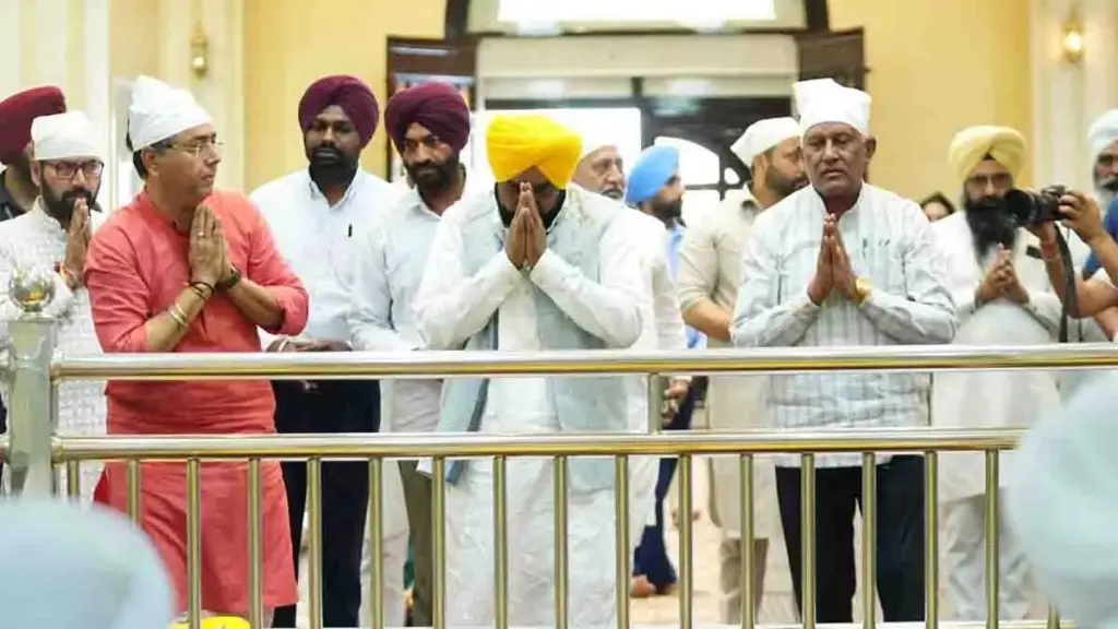 Punjab News: शुक्राना यात्रा के दौरान मुख्यमंत्री भगवंत सिंह मान ने गुरुद्वारा मस्तुआणा साहिब में टेका माथा