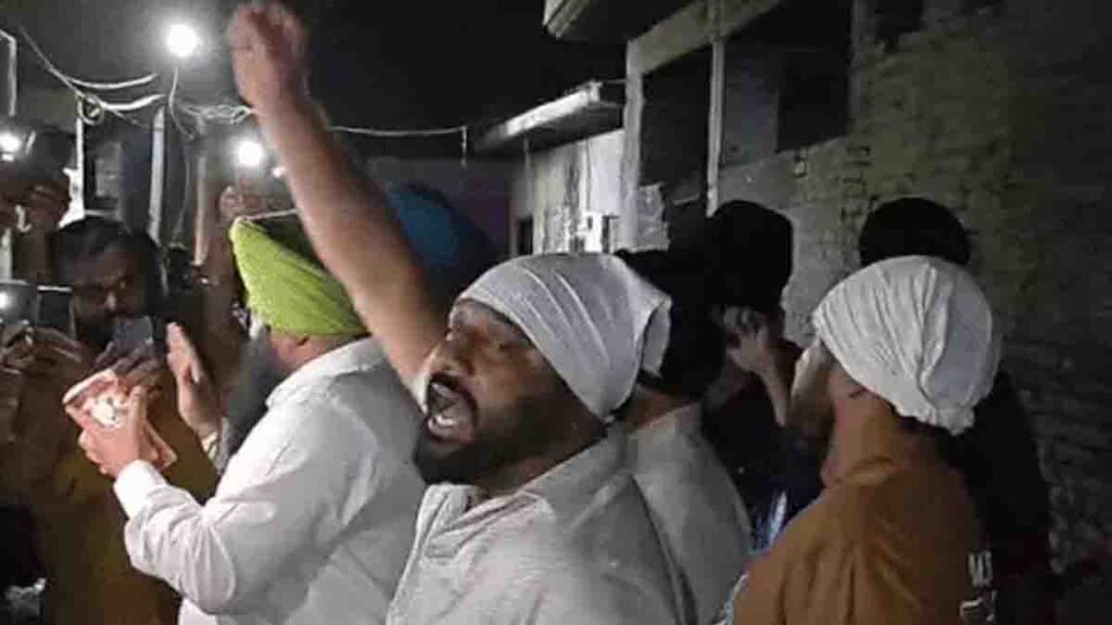Jalandhar News: जालंधर में श्री गुटका साहिब की बेअदबी, इलाके में तनाव, सिख संगत और निहंग सिंहों ने किया प्रदर्शन