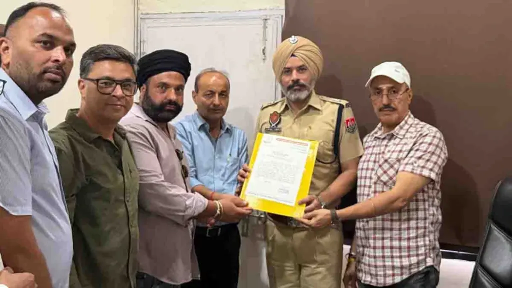 Jalandhar News: ट्रैफिक की समस्या को लेकर जिला कांग्रेस अध्यक्ष राजिंदर बेरी ने ADCP ट्रैफिक से की मुलाकात